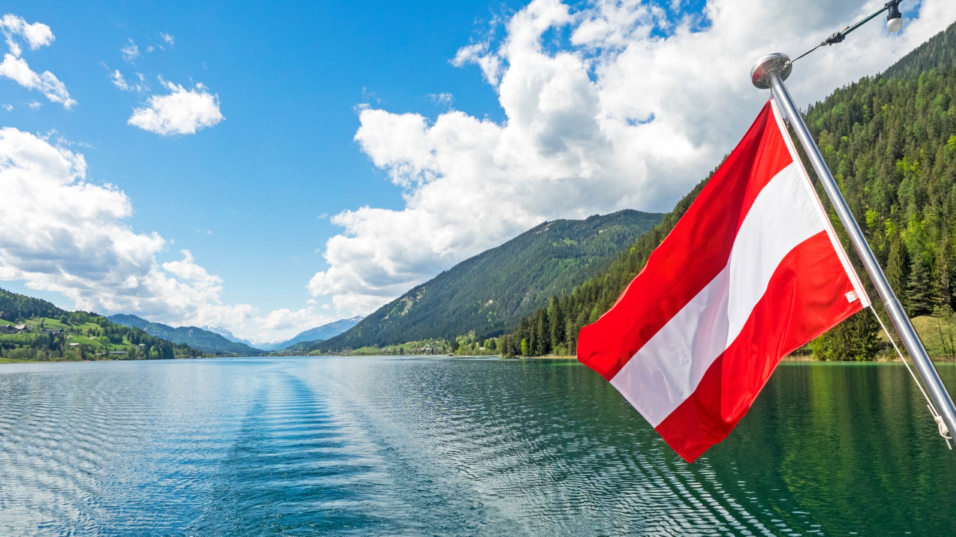 Österreichflagge vor See